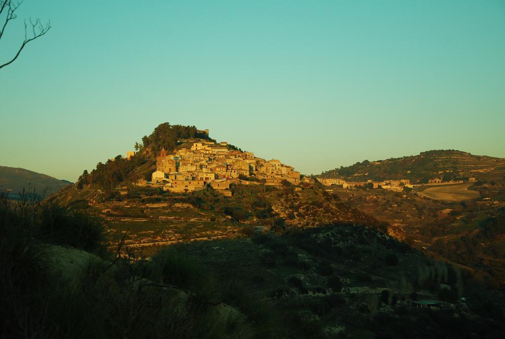 Experience Il Paesino Hotel Licodia Eubea Exterior photo